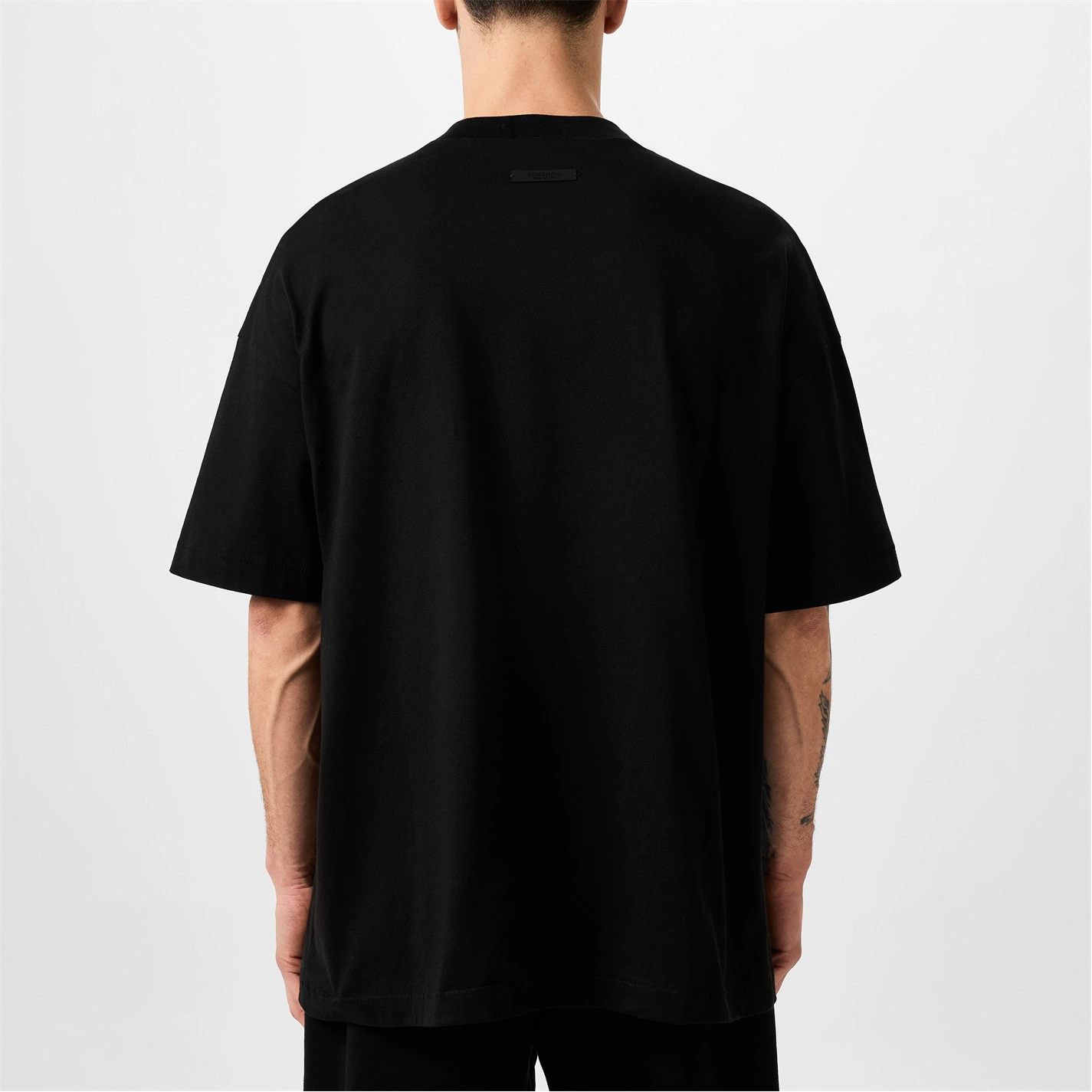 Essential black oversized t-shirt for men, comfortable fit and breathable cotton material
